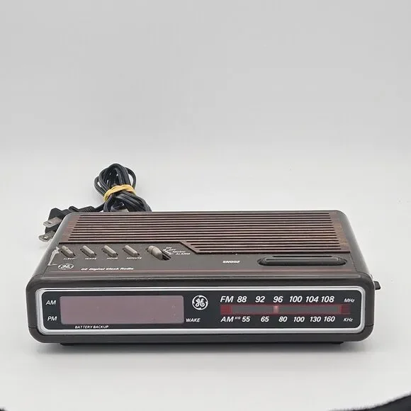 Vintage GE 7-4612A Digital Alarm Clock Radio AM/FM Woodgrain Tested Works - Picture 2 of 9